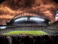 开云体育平台APP-当篮球巨星邂逅绿茵场，詹姆斯的关键回合点亮意甲焦点战之夜