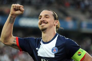 开云体育-锈蚀的铁幕，雷诺是如何在赛道上肢解红牛二队，并见证汉密尔顿如何让一座城市倒抽一口凉气的