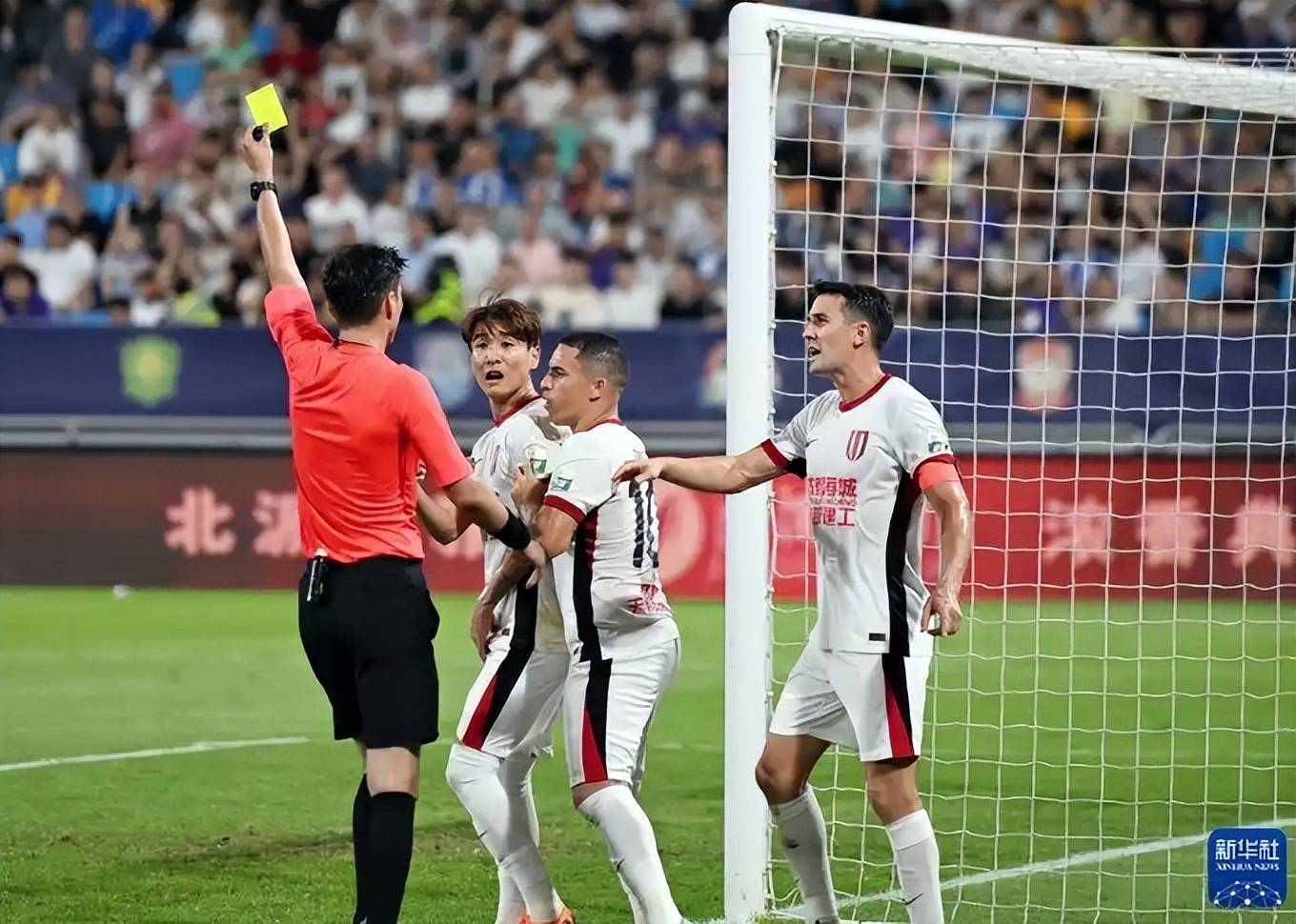 开云APP-足球赛场实力悬殊对比,战术细节决胜负