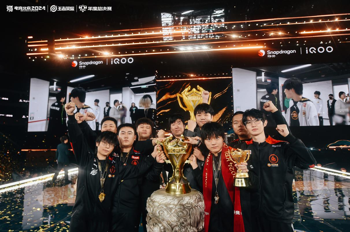 开云体育平台APP-DRX血洗DFM,Uzi线上压制力十足激烈交锋成都决赛之夜,技惊四座